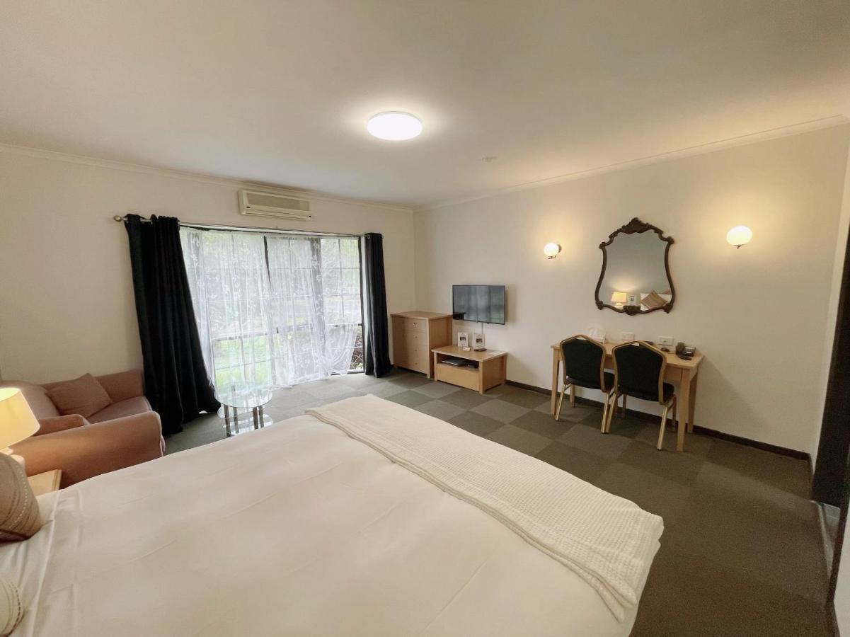 Country Plaza Motel 3*