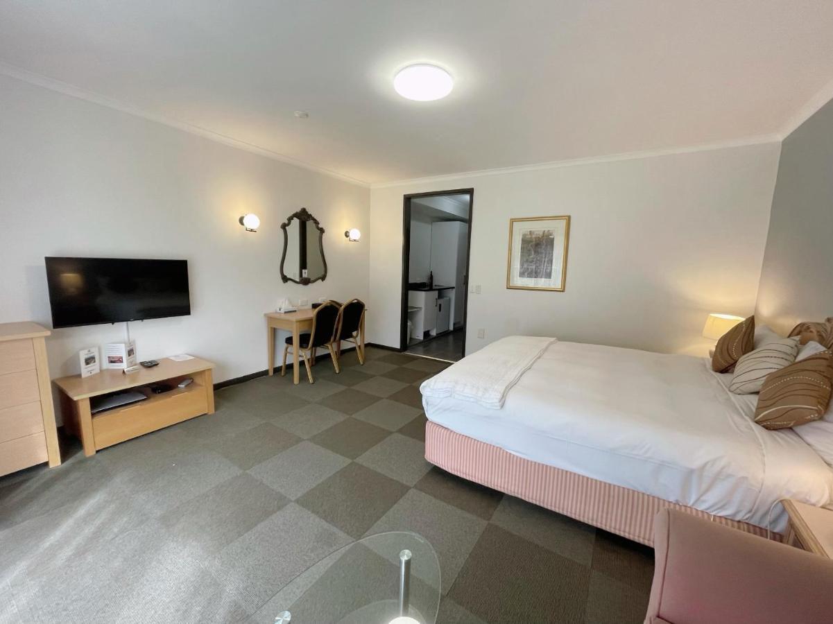 Country Plaza Motel 3*